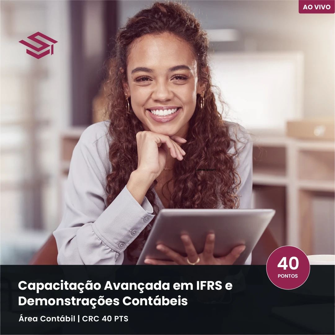 Imagem de mulher sorrindo em home office, participando de curso IFRS avançado online ao vivo pela Escola Superior, com destaque para capacitação em demonstrações contábeis