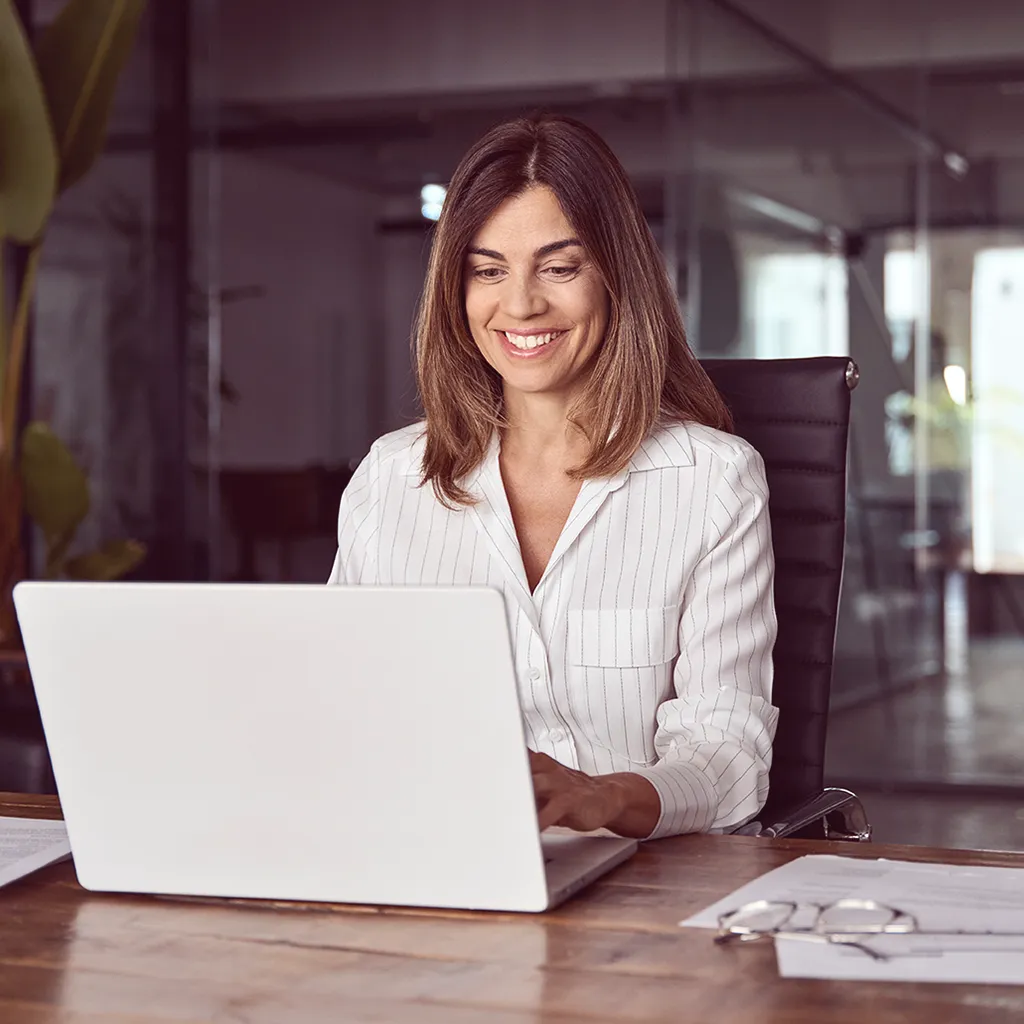 Profissional de contabilidade avaliando gestão de riscos ocupacionais conforme NR‑1 em escritório contemporâneo