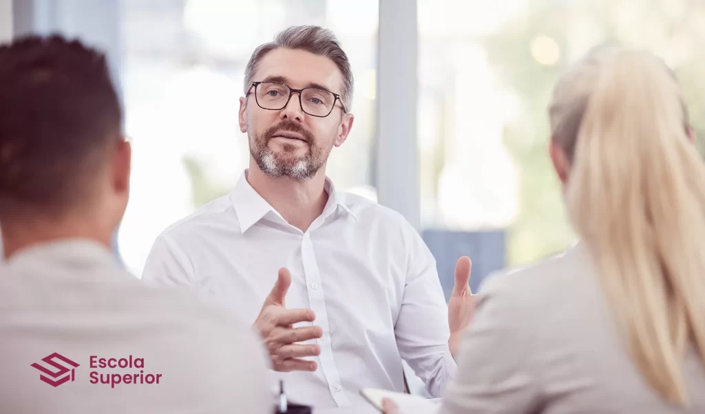 Executivo conduz reunião sobre como preparar a empresa para a transição tributária brasileira até 2033 (IBS/CBS).