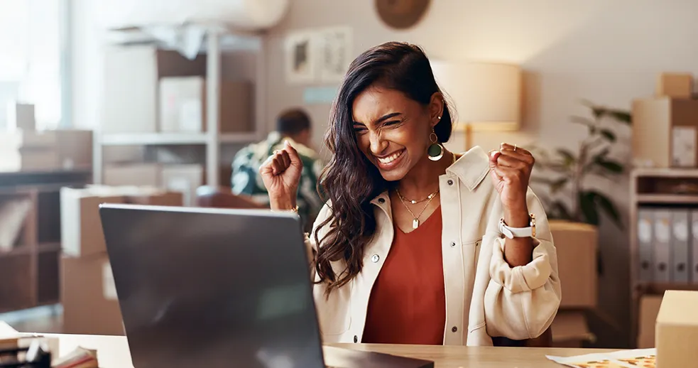 Profissional de contabilidade no laptop consultando pontuação do EPC — 40 horas CFC