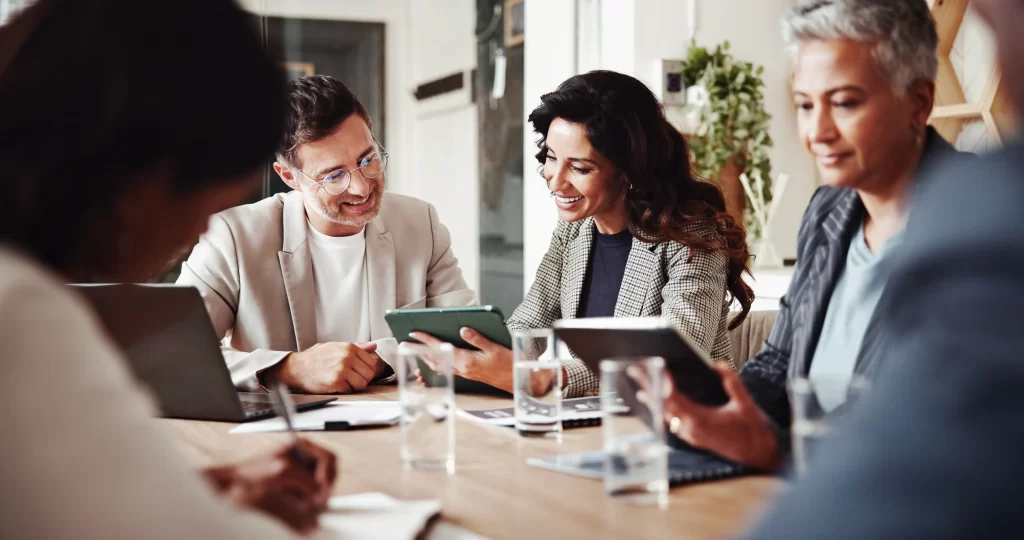 Profissionais de contabilidade analisando categorias de resultado na IFRS 18 em reunião corporativa