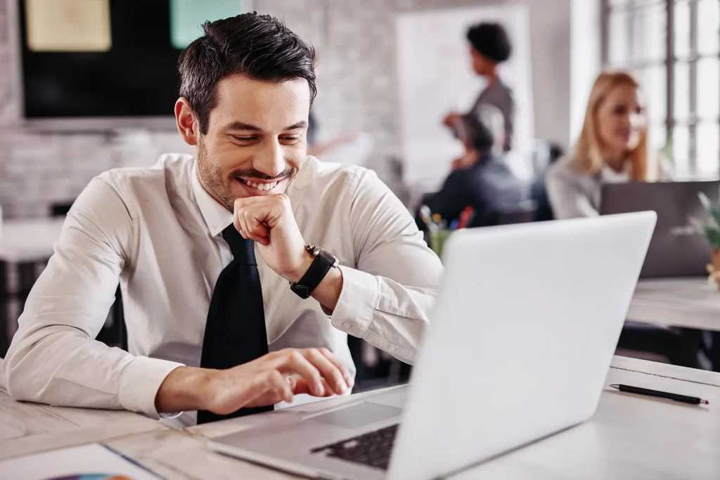 Profissional de contabilidade estudando sobre encerramento de balanço contábil