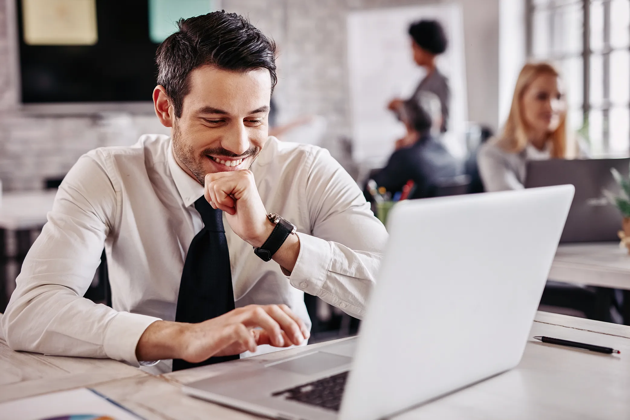 Profissional de contabilidade estudando sobre encerramento de balanço contábil