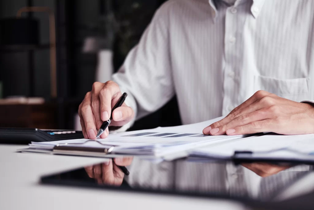 Profissional de contabilidade analisando checklist de encerramento contábil 2025 com DRE, DFC e balanço patrimonial.