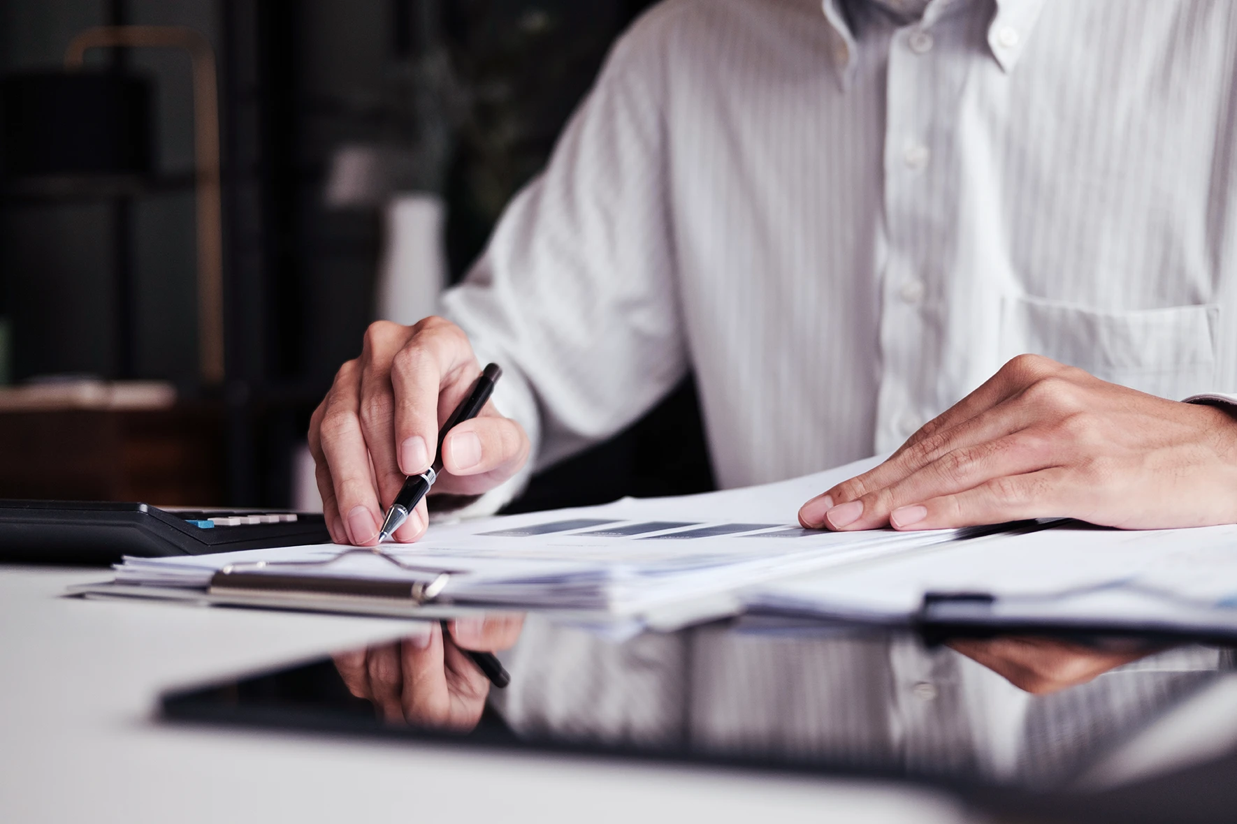 Profissional de contabilidade analisando checklist de encerramento contábil 2025 com DRE, DFC e balanço patrimonial.