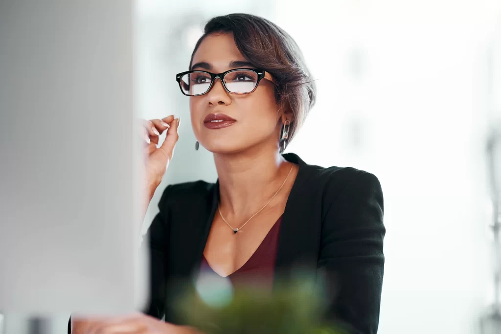 Executiva analisando fluxo de caixa no computador — impacto do split payment (CBS/IBS) na DFC.