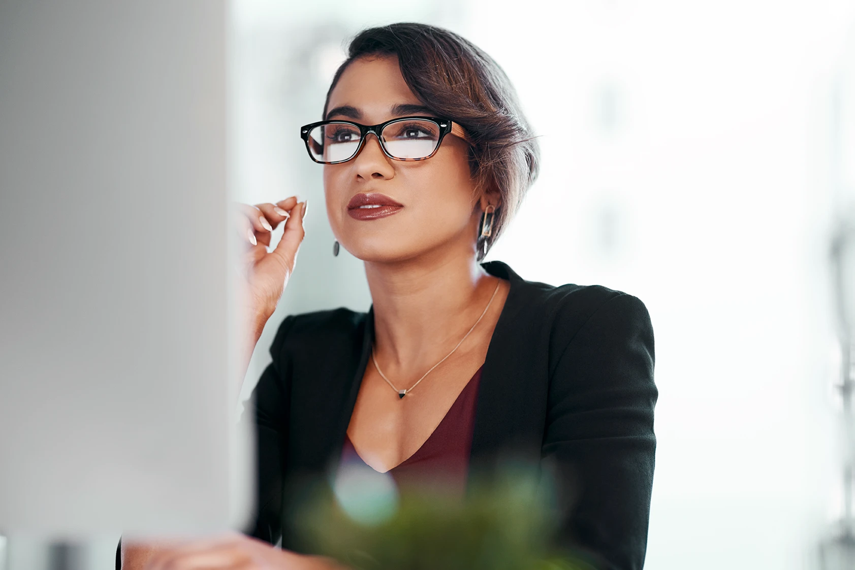 Executiva analisando fluxo de caixa no computador — impacto do split payment (CBS/IBS) na DFC.