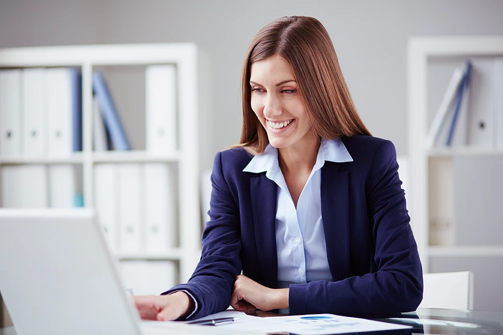 Profissional Contábil analisando estrutura do balanço patrimonial em relatórios financeiros