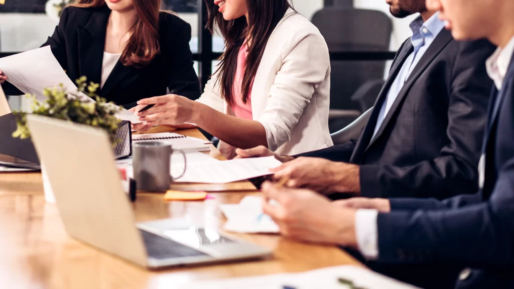 Profissionais contábeis em reunião sobre consolidação de demonstrações financeiras IFRS 10