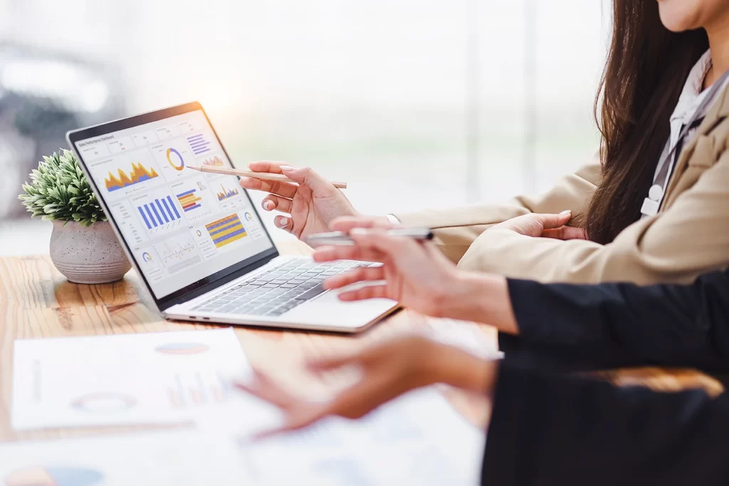 Profissional contábil analisando demonstrações financeiras IFRS 2025 em dashboard com gráficos de desempenho e indicadores