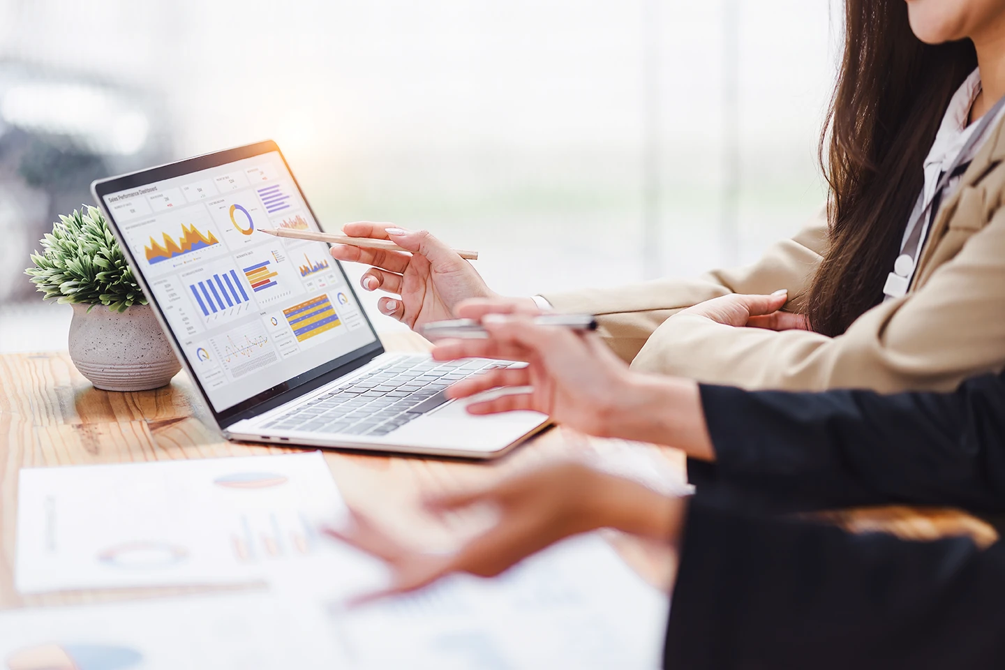 Profissional contábil analisando demonstrações financeiras IFRS 2025 em dashboard com gráficos de desempenho e indicadores