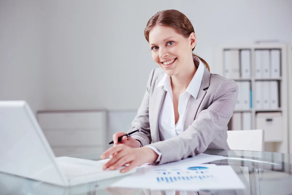 Contadora realizando análise de integração demonstrações financeiras no encerramento contábil