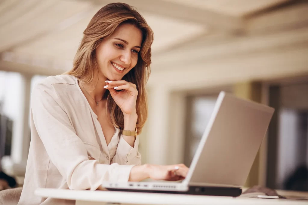 Contadora organizando obrigações contábeis e fiscais de fim de ano em um checklist ESN