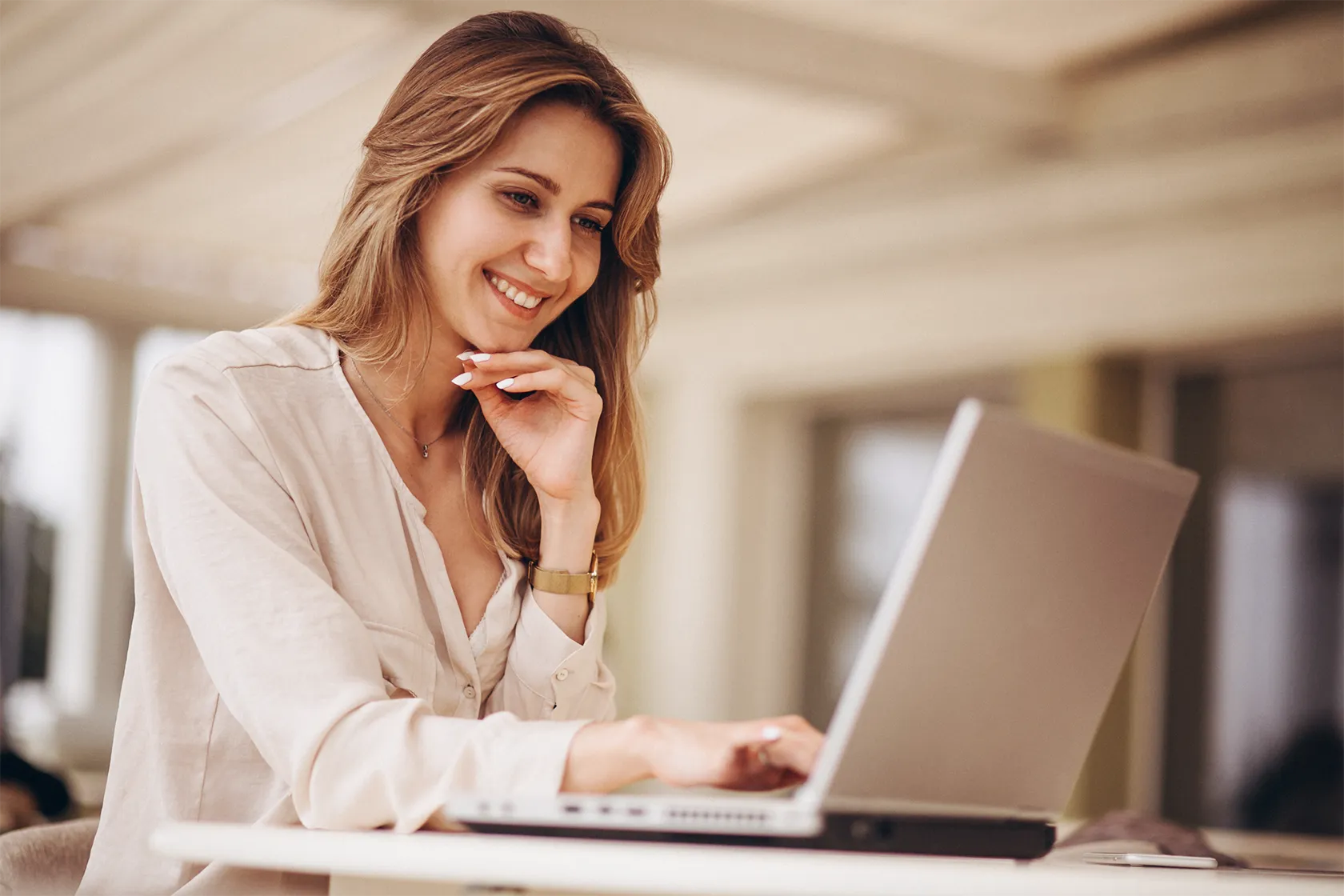 Contadora organizando obrigações contábeis e fiscais de fim de ano em um checklist ESN