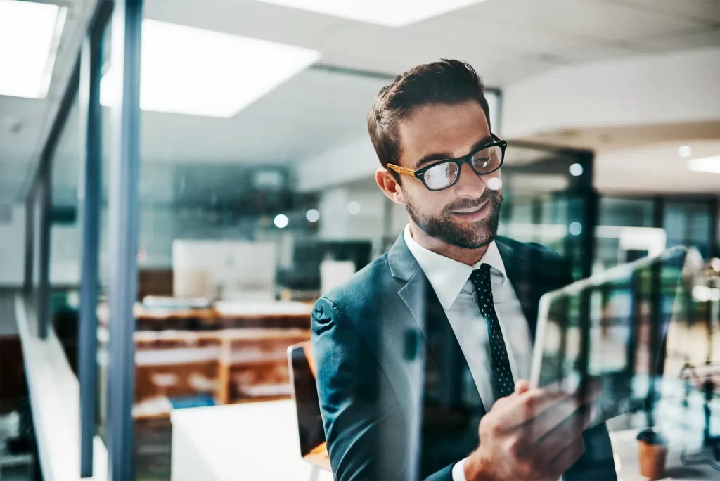 Empresário analisando checklist tributário 2026 no tablet para escolher regime de lucro ideal