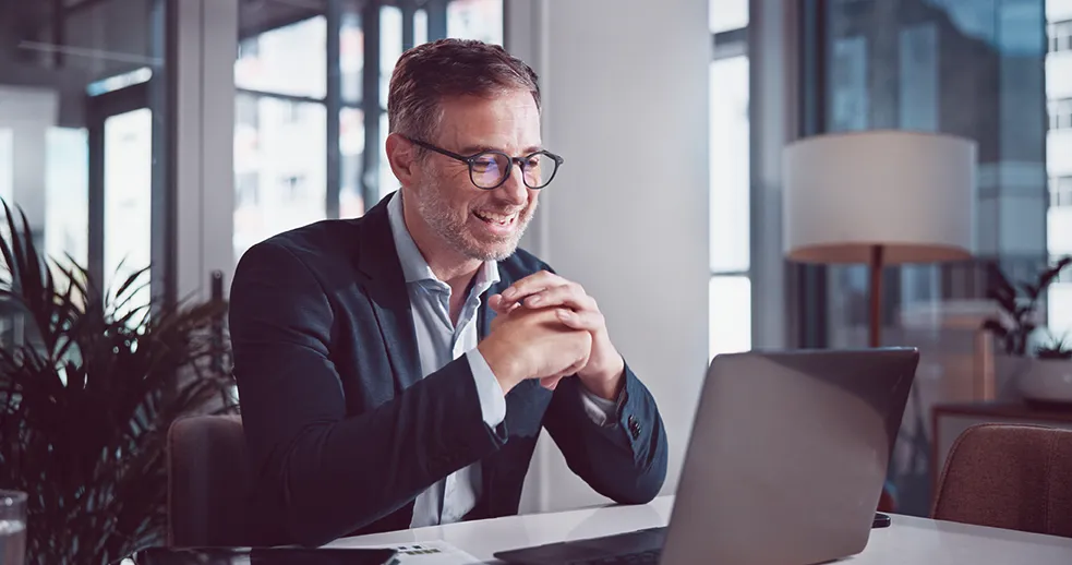 Contador analisando conceito de controle IFRS 10 para consolidação de demonstrações financeiras