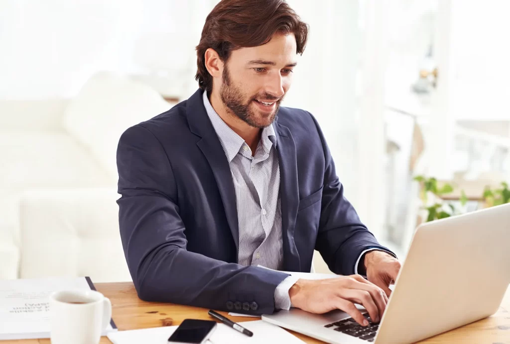 Profissional usando notebook para preparar a adequação de documentos fiscais eletrônicos (CBS/IBS) para 2026