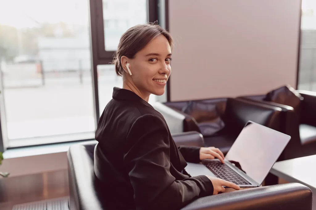 Profissional de contabilidade em escritório com notebook, em rotina de fechamento contábil e conformidade IFRS