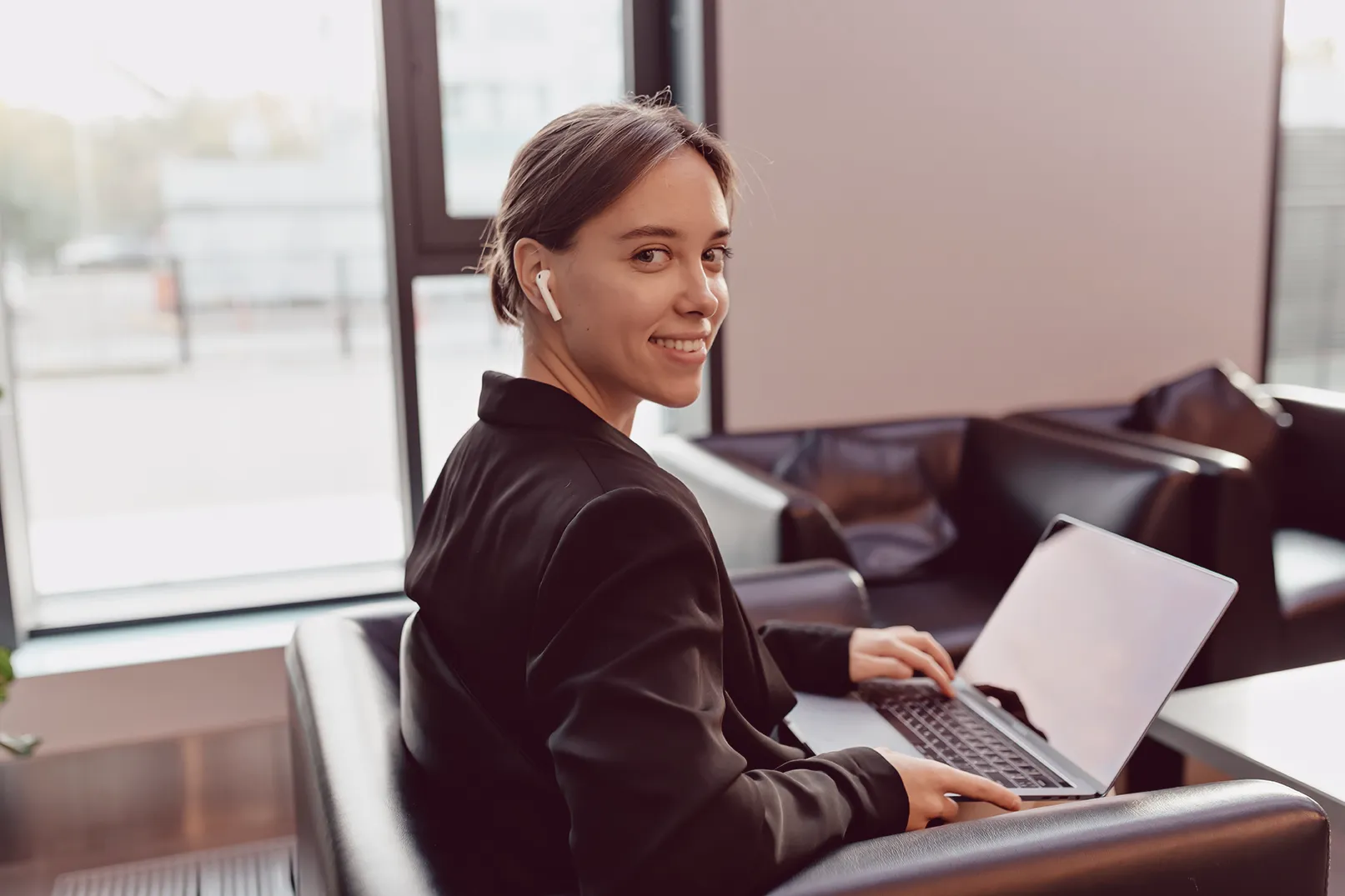Profissional de contabilidade em escritório com notebook, em rotina de fechamento contábil e conformidade IFRS