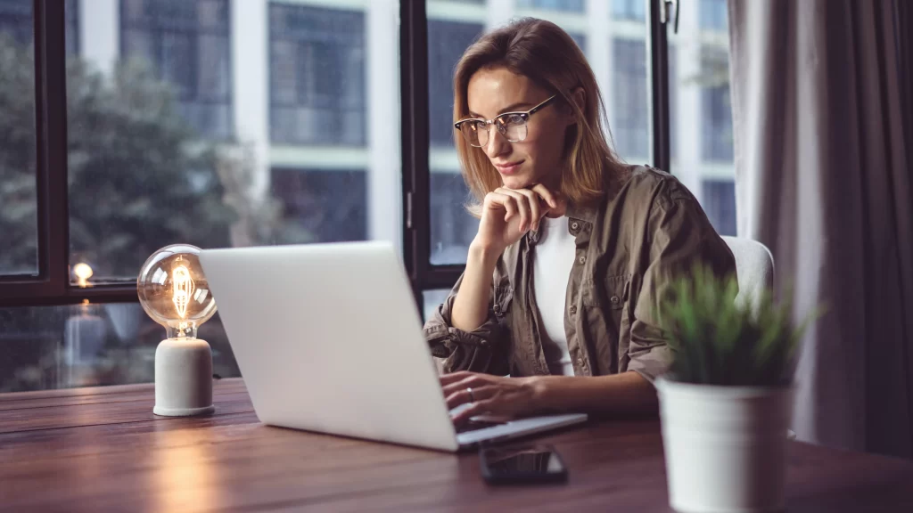 Contadora analisando lucro real ou presumido no computador