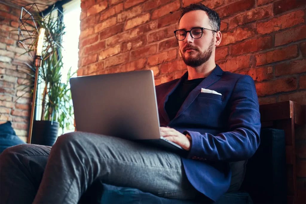 Profissional de contabilidade trabalhando em escritório moderno analisando CBS e IBS da Reforma Tributária