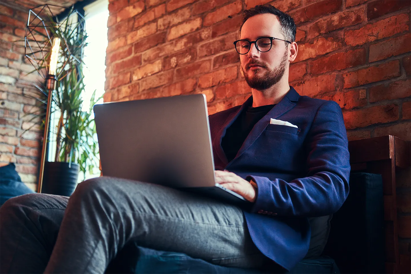 Profissional de contabilidade trabalhando em escritório moderno analisando CBS e IBS da Reforma Tributária