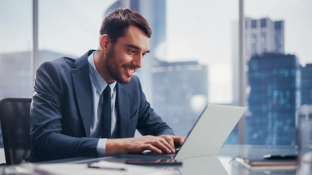 Profissional em escritório usando notebook para calcular IRPJ e CSLL no Lucro Presumido em 2026.