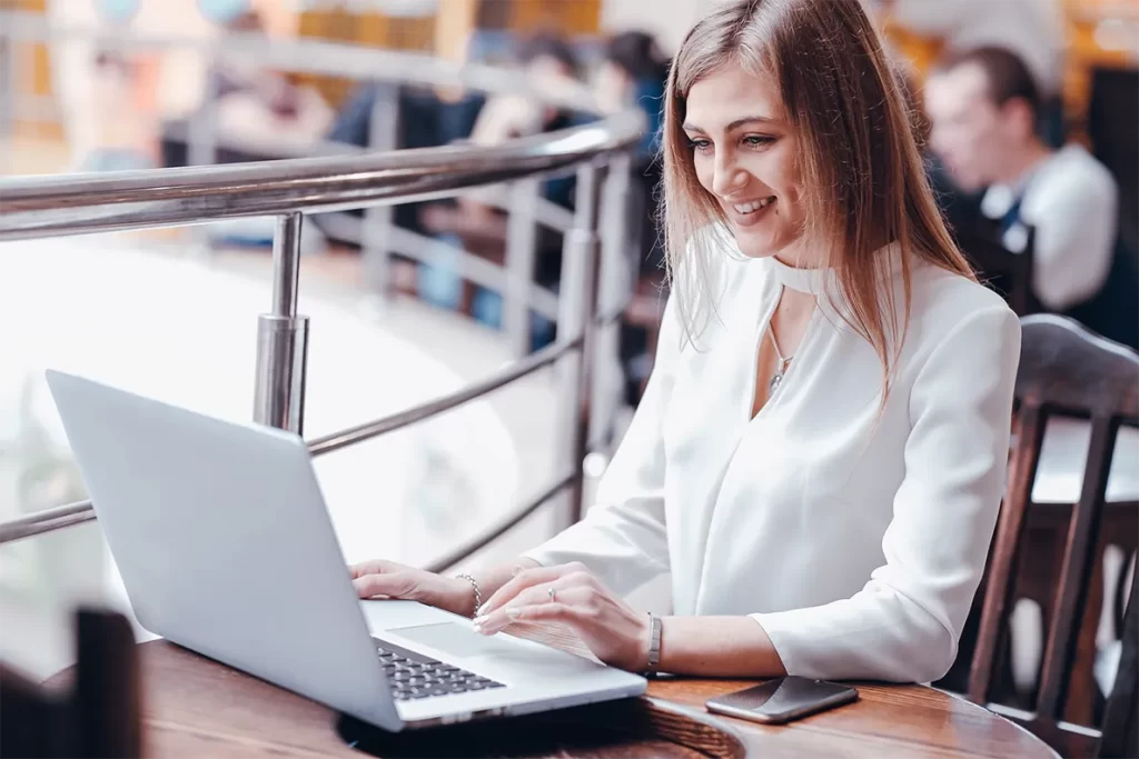 Profissional da área contábil usando notebook para preparar a entrega da DIRF 2026