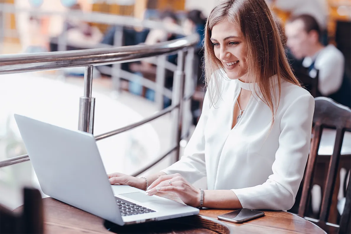Profissional da área contábil usando notebook para preparar a entrega da DIRF 2026