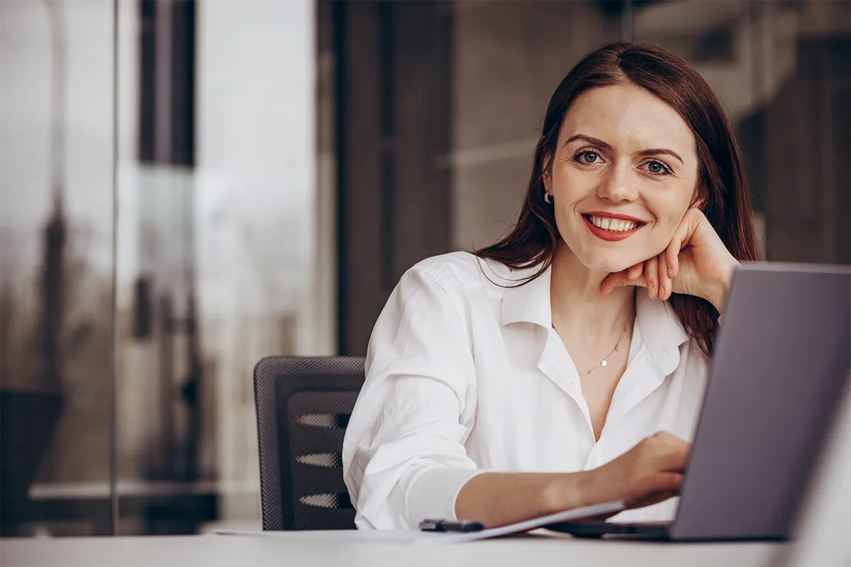 Profissional de contabilidade planejando as 40 horas de Educação Continuada CFC 2026 no notebook