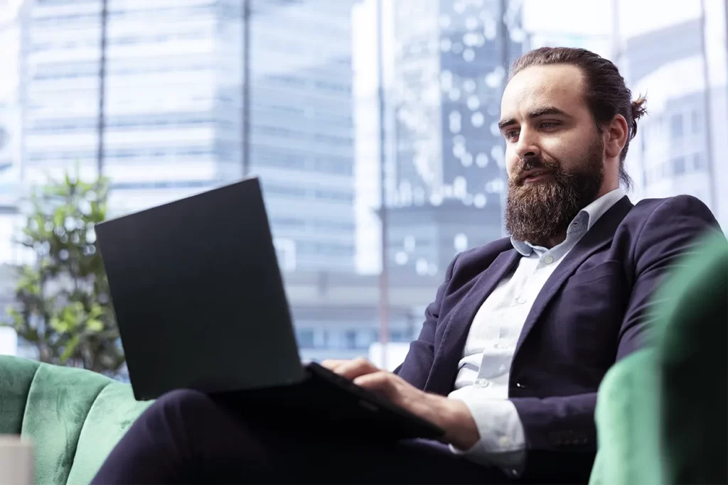 Profissional em ambiente corporativo estudando atualizações do Lucro Presumido para 2026.