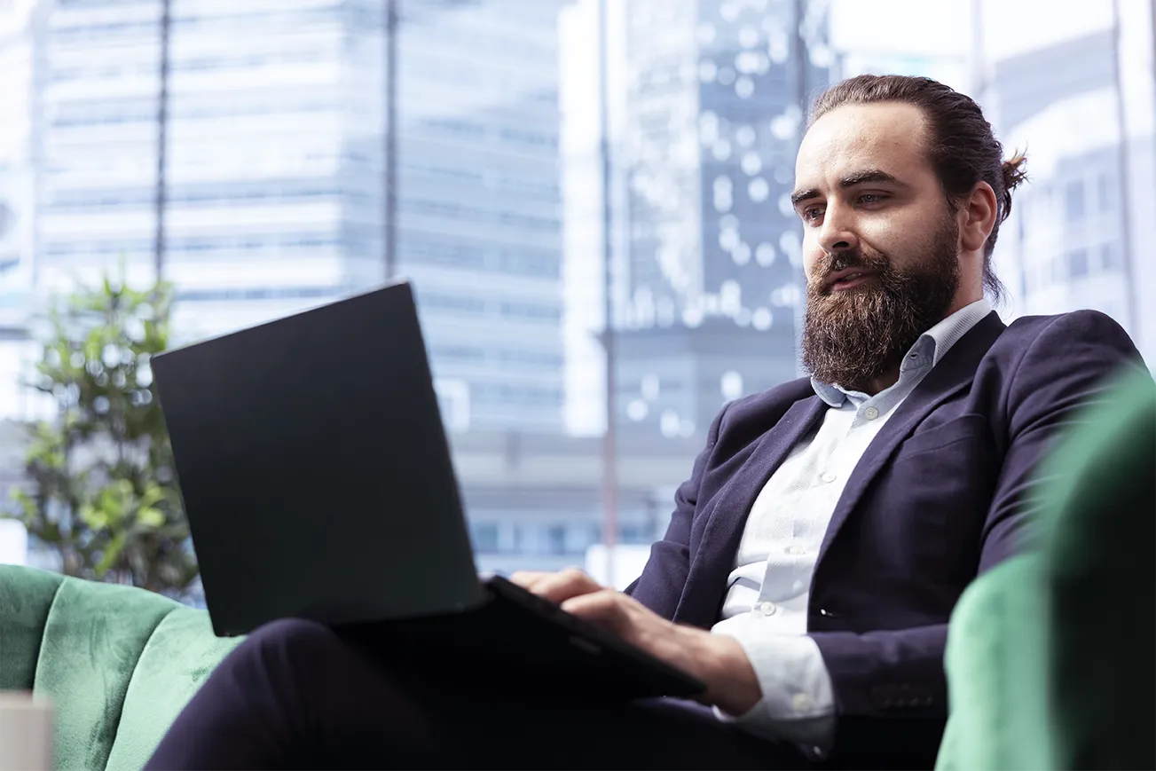 Profissional em ambiente corporativo estudando atualizações do Lucro Presumido para 2026.