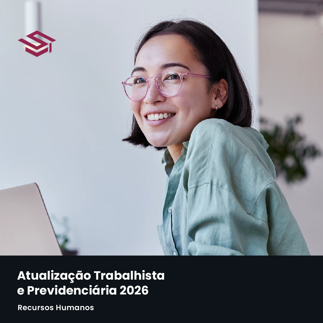 Profissional de RH sorrindo em frente ao computador - Curso Atualização Trabalhista e Previdenciária 2026
