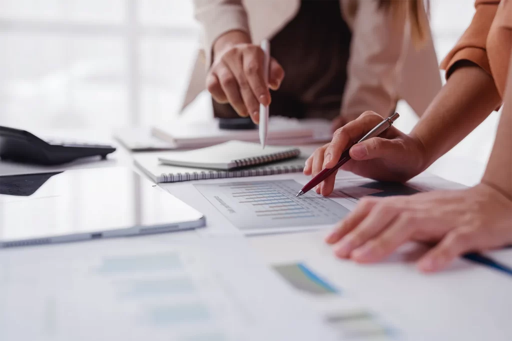 Profissional contábil analisando documentos fiscais com campos de CBS e IBS na tela do computador durante a fase de testes da reforma tributária em 2026