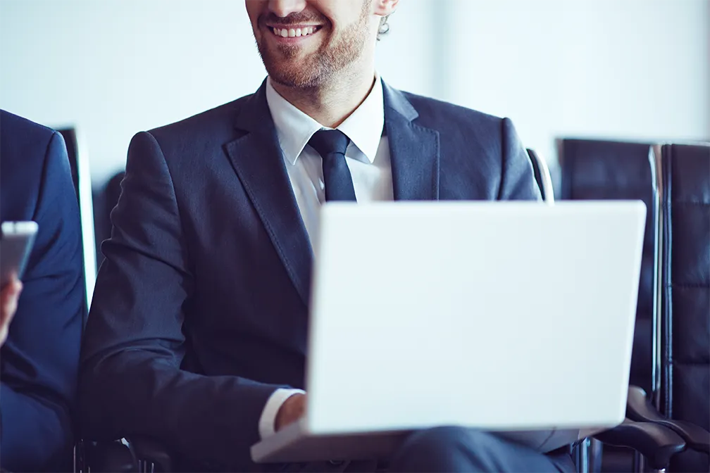 Profissional de RH revisando documentos trabalhistas em escritório para identificar passivos ocultos