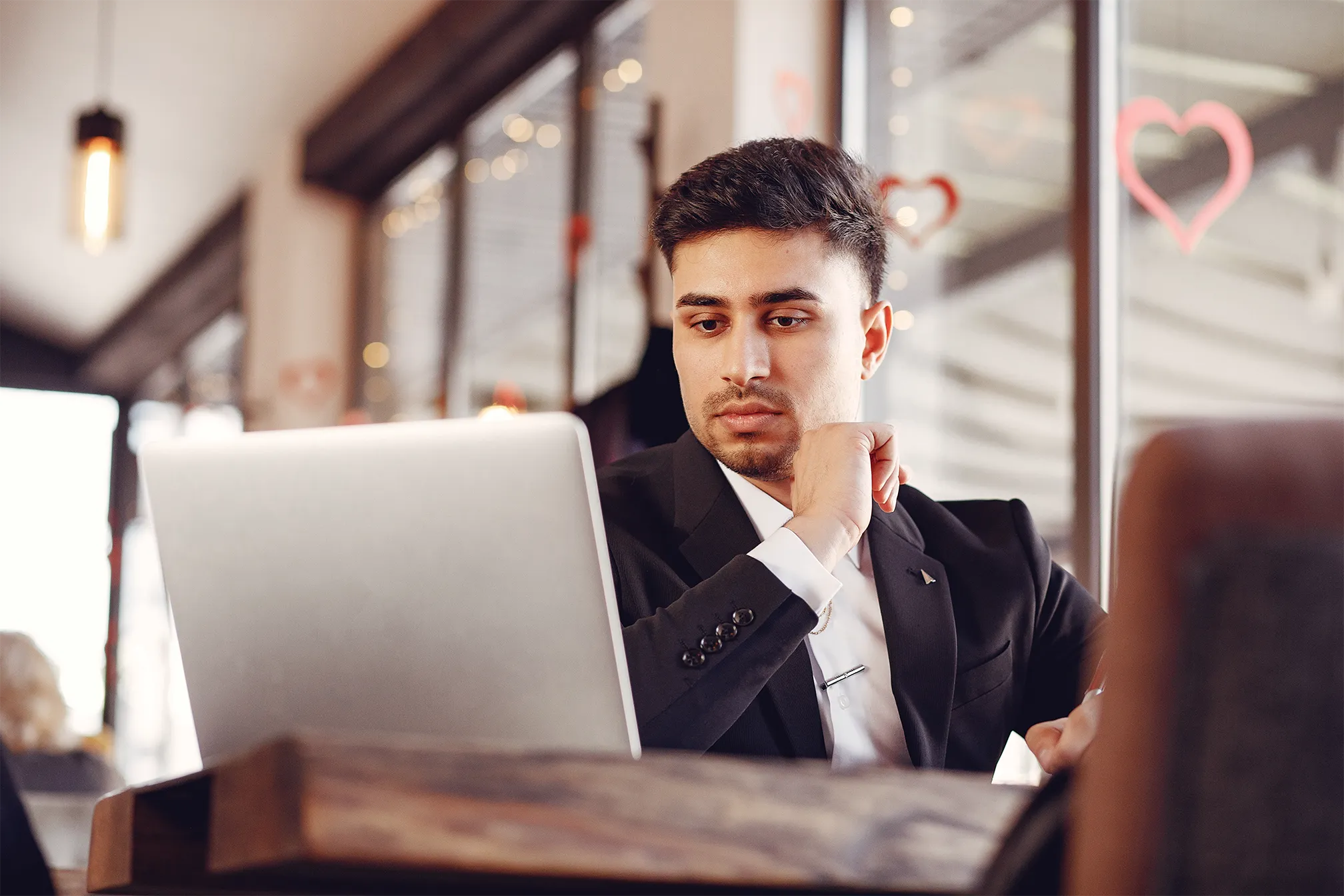 Profissional em ambiente corporativo trabalhando no notebook com análise contábil e financeira para startups