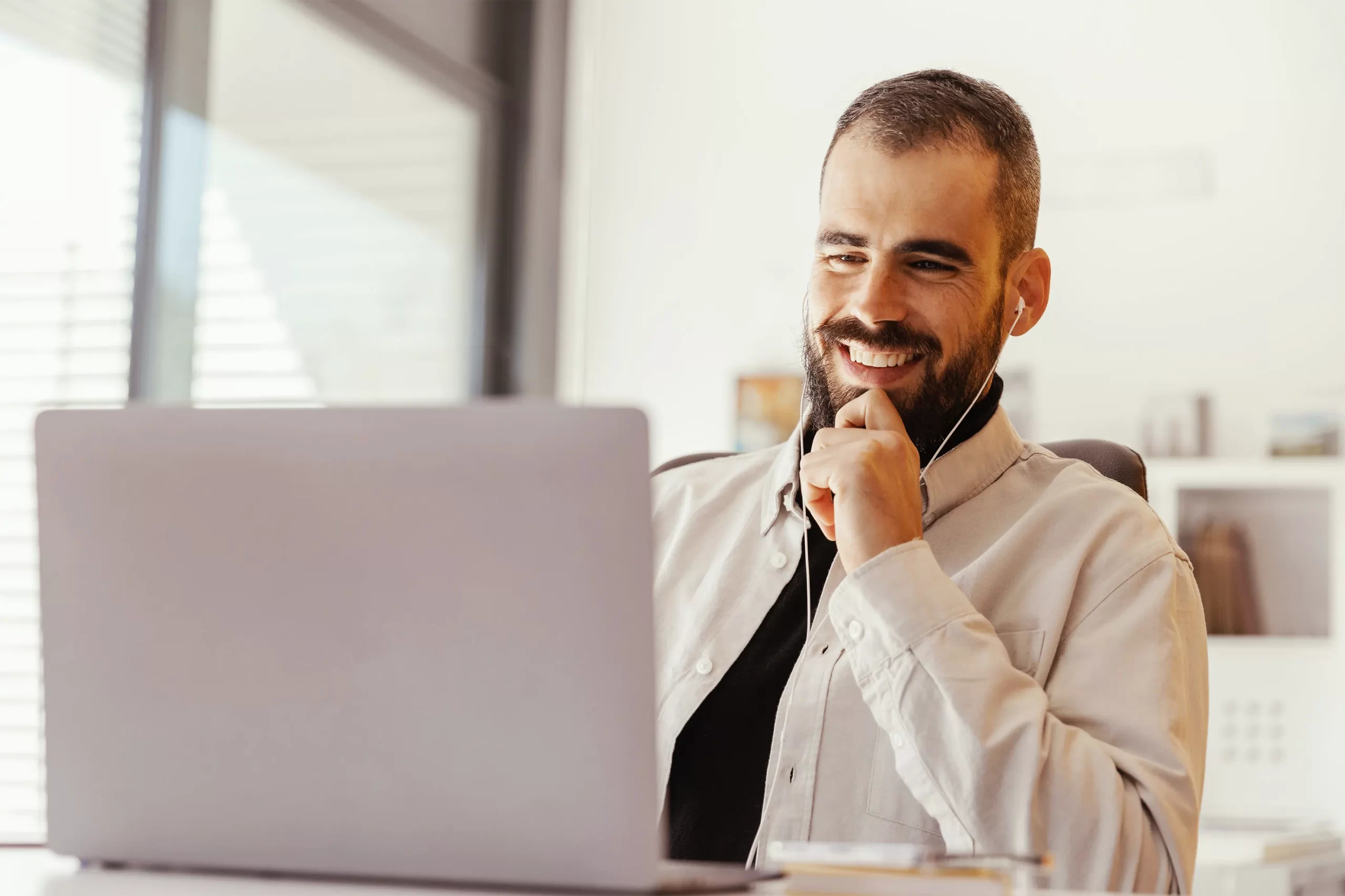 Contador sorrindo enquanto trabalha no laptop preparando a ECD 2026