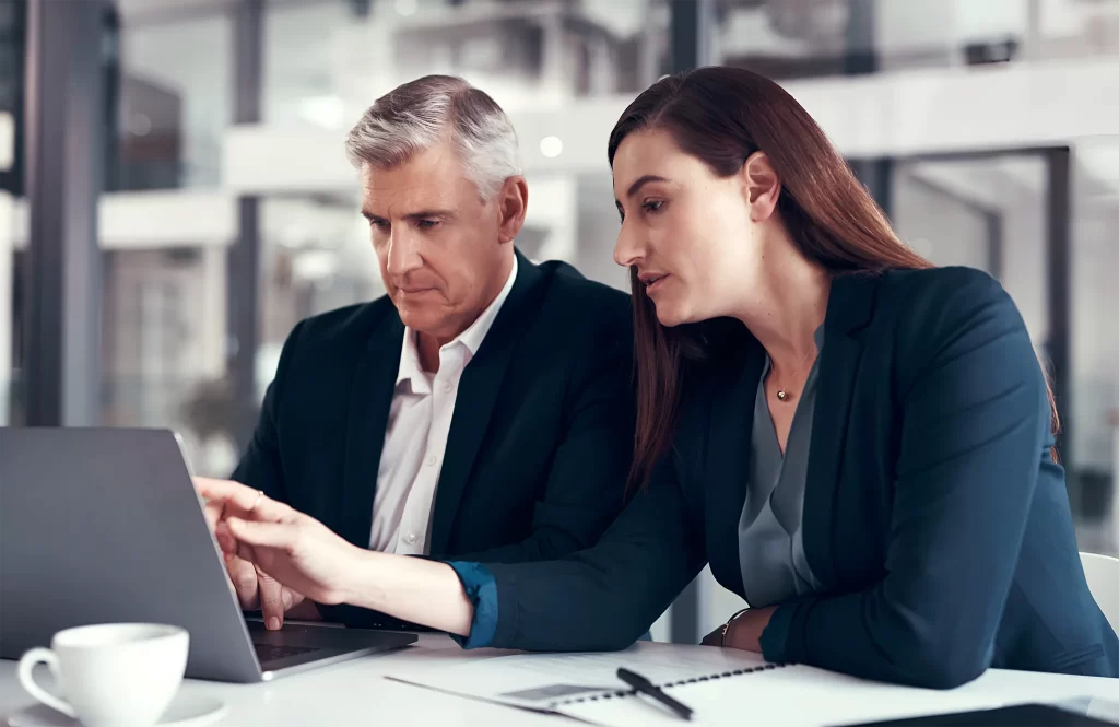 Profissionais de RH e contabilidade analisando o FGTS Digital 2026 no notebook em escritório.