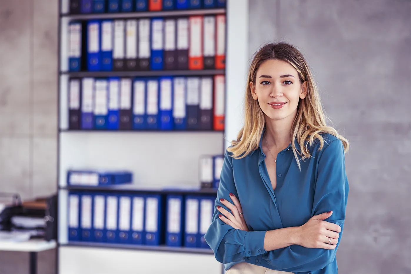 Profissional contábil em escritório organizado, representando a consultoria especializada para orientar clientes sobre as mudanças do IRPF 2026