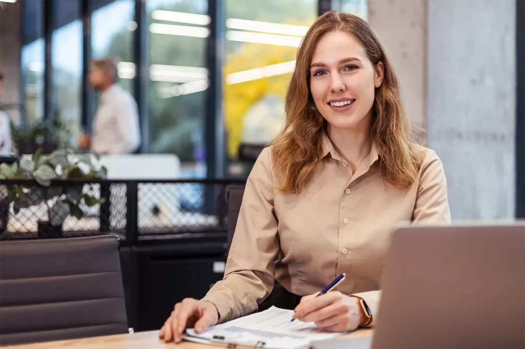 Profissional de segurança do trabalho com capacete e EPI em ambiente corporativo representando os eventos de SST no eSocial