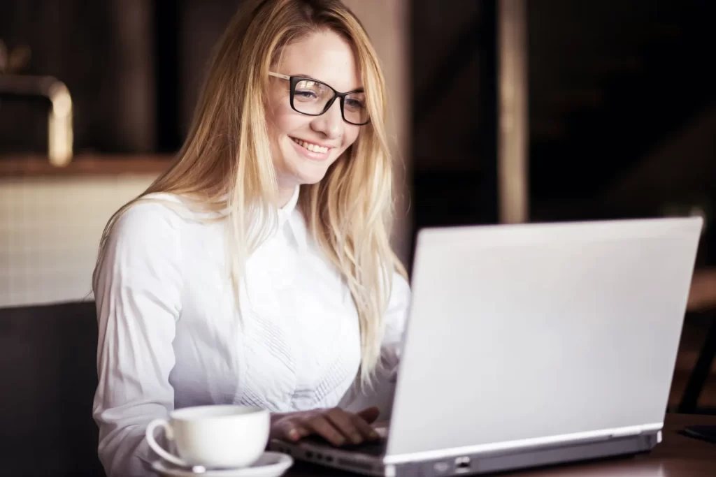 Guia definitivo sobre a LCN 214/2025, abordando o novo sistema tributário brasileiro e os impostos CBS, IBS e IS.