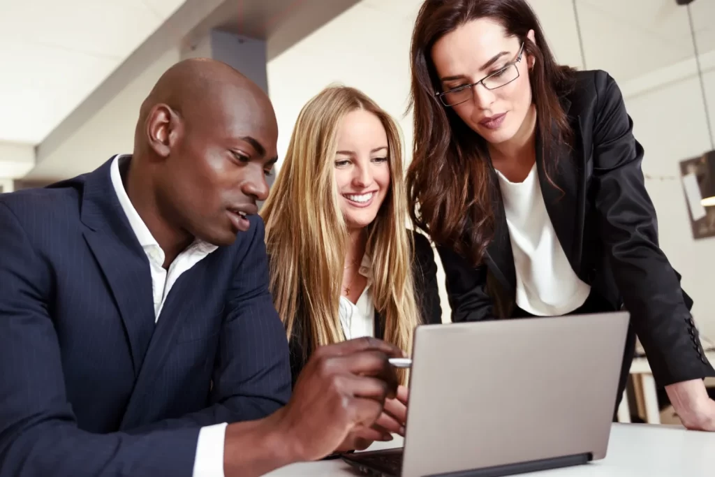 Analista tributário sênior analisando competências fiscais da reforma tributária