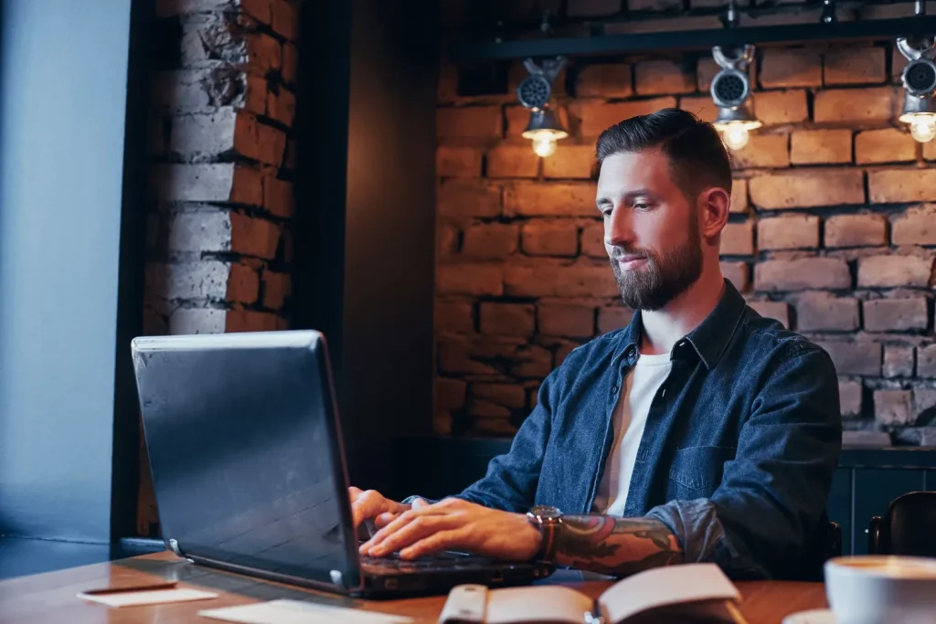 Profissional analisando demonstrações contábeis e IFRS no computador
