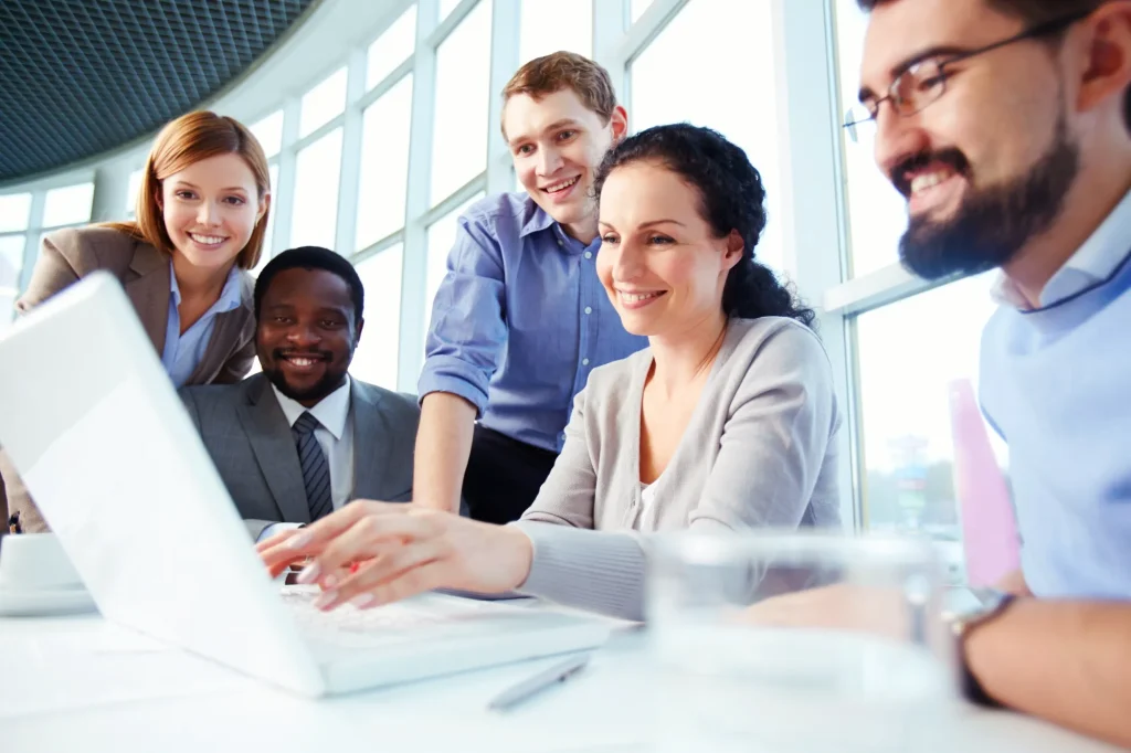 Equipe de RH e Departamento Pessoal em reunião sobre eSocial, processos trabalhistas e riscos psicossociais