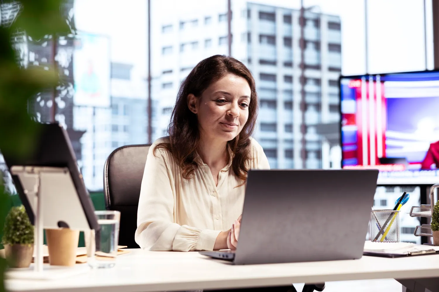 Profissional de contabilidade analisa a nova estrutura da DRE conforme IFRS 18 e CPC 51 — mudanças nas demonstrações financeiras a partir de 2027