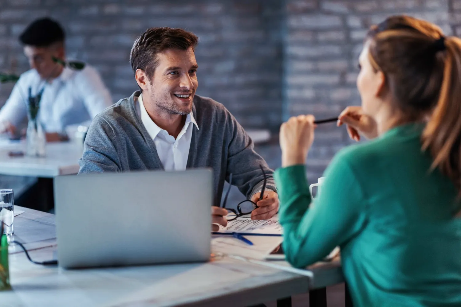 Profissionais contábeis analisando as mudanças da Lei 15.270/2025 na tributação de dividendos e IRPF para sócios e acionistas a partir de 2026