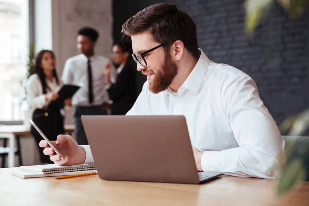 Contador analisando o regime híbrido do Simples Nacional com IBS e CBS no computador