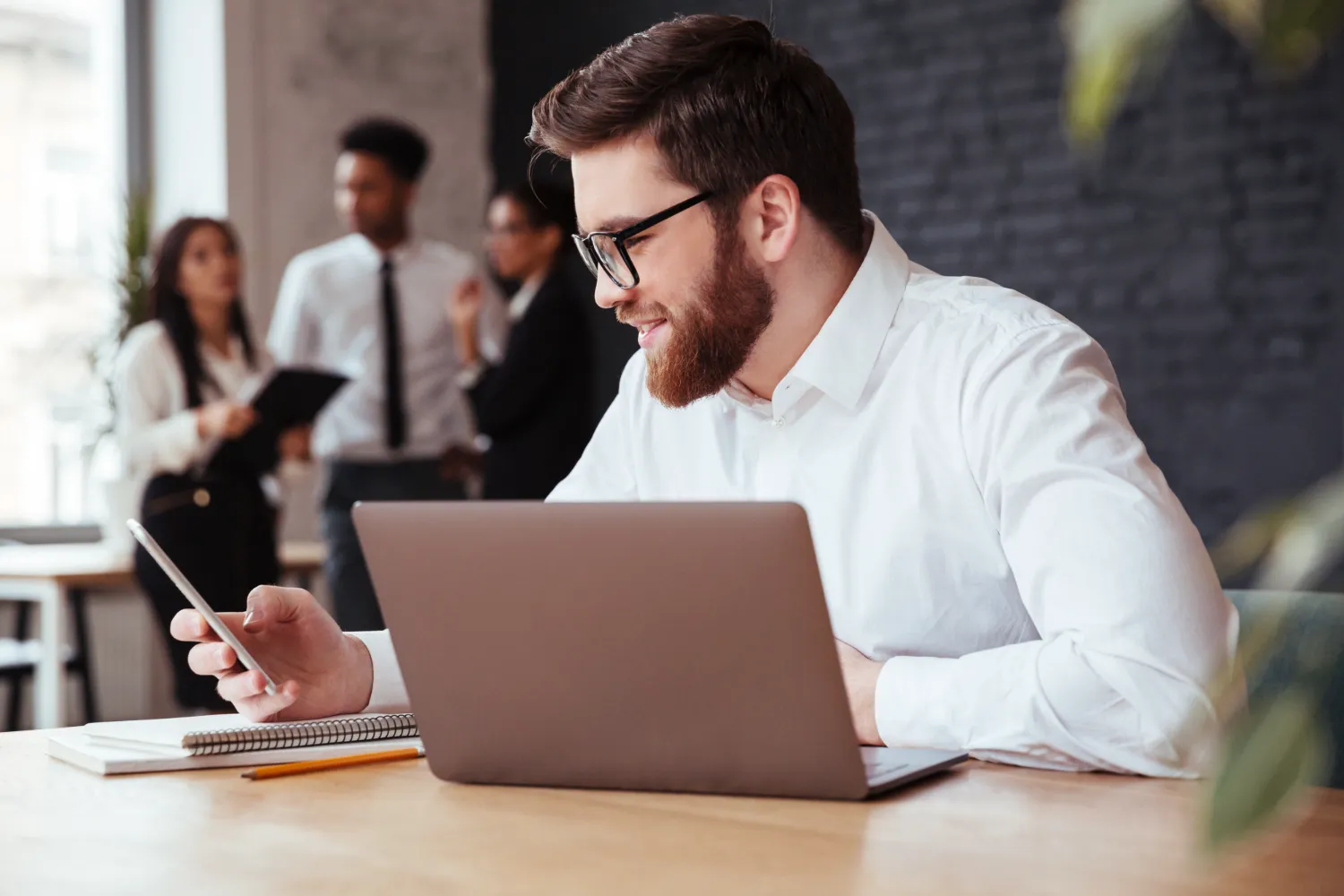 Contador analisando o regime híbrido do Simples Nacional com IBS e CBS no computador