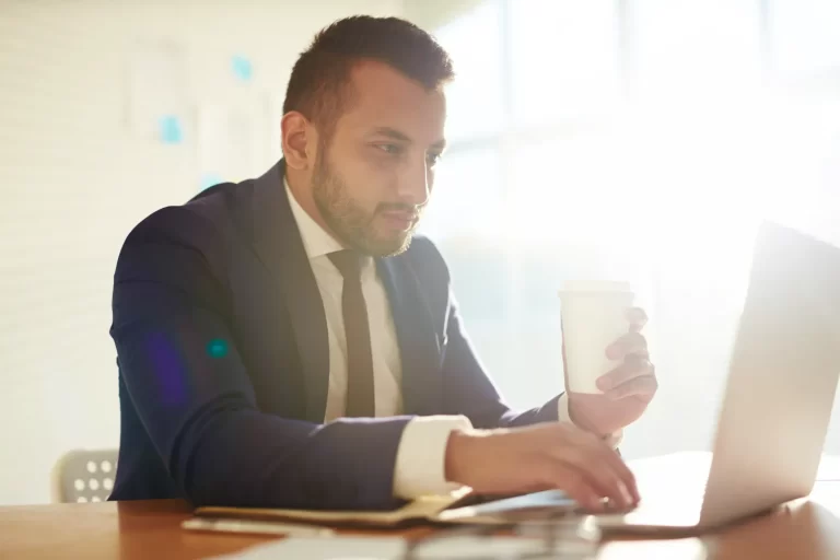 Profissional analisando o cronograma da transição tributária 2026 e 2027 para adequação fiscal da empresa