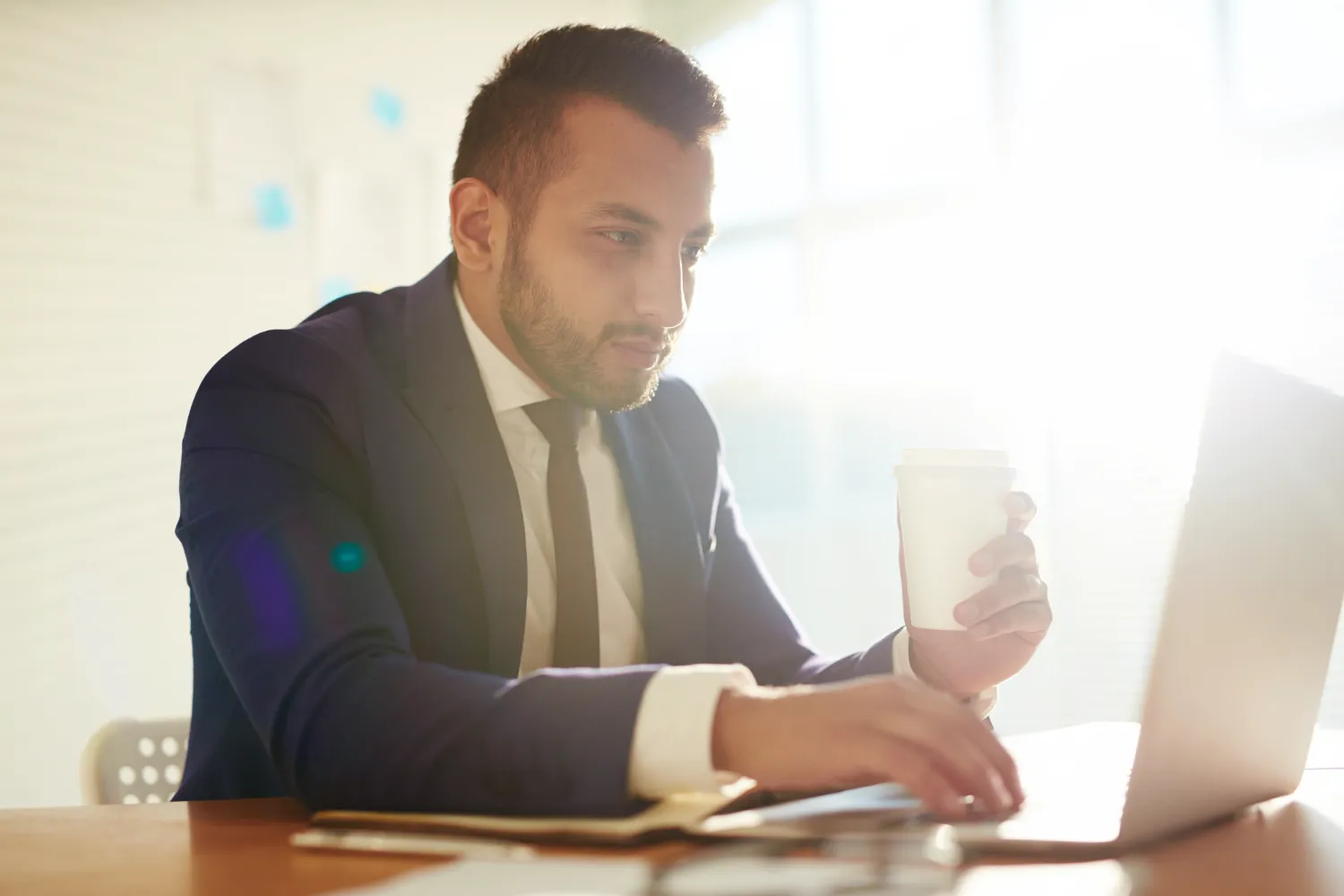 Profissional analisando o cronograma da transição tributária 2026 e 2027 para adequação fiscal da empresa